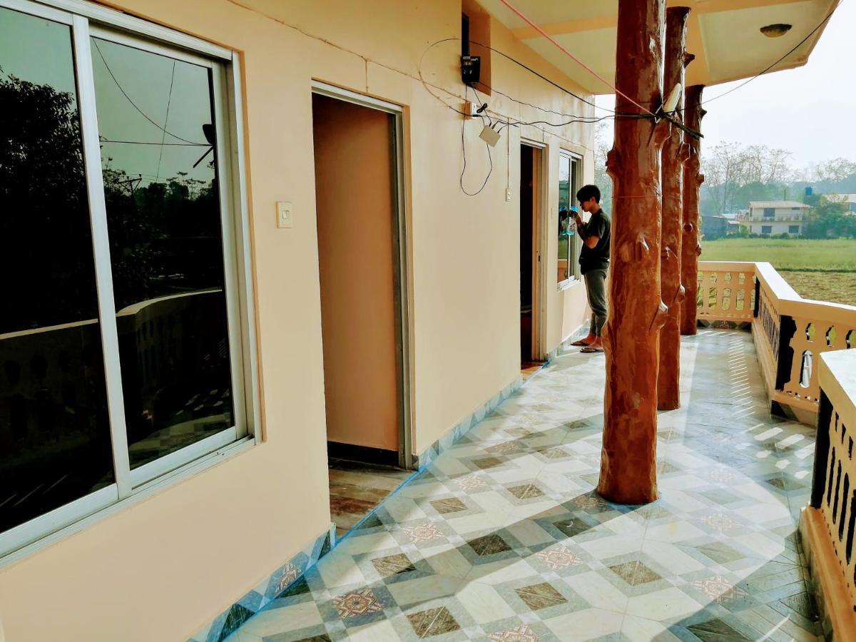 Hotel Garden Of Dreams Sauraha Exterior foto