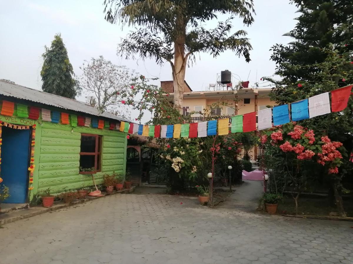 Hotel Garden Of Dreams Sauraha Exterior foto